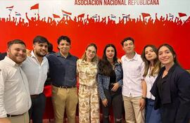 La ministra de la Juventud, Salma Agüero (centro), en el local de la ANR con Aylén Barreto, de Fenaes (campera azul), Antoni Duarte (camisa blanca, der), Jorge Zayas (camisa azul), Orlando Villasboa (pantalón negro) y otros estudiantes.