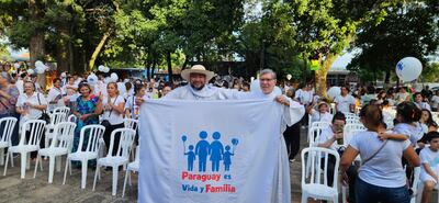 Fieles católicos participaron de la caminata por la familia en la ciudad de Villa Elisa,