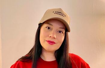 Manuela Cabañas posa con un kepis regalado por la actriz Elle Fanning a todo el equipo de la película "Un completo desconocido".
De Maria del Pilar Alonso <malonso@abc.com.py>
Destinatario foto@abc.com.py
Fecha 18-01-2025 14:06