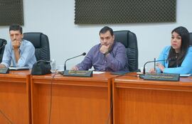 Los concejales liberocartistas Rómulo Pérez, Manuel Achucarro y Francisca Franco.