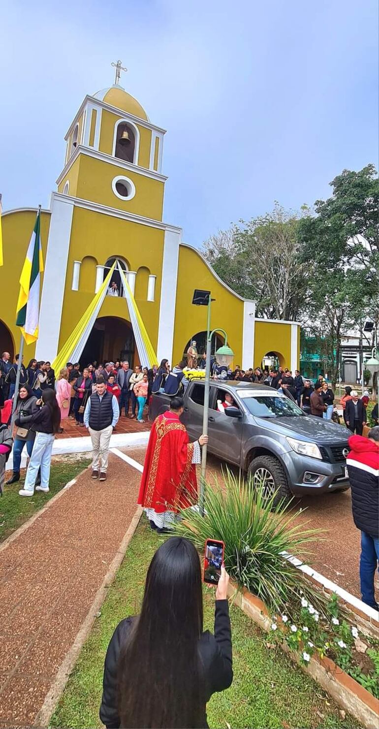 Al término de la ceremonia religiosa se desarrolló una procesión por las calles de la ciudad con la imagen del santo patrono, San Pedro Apóstol.