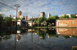 (Archivo) Imágenes de las últimas crecidas registradas en marzo de 2023, en el barrio La Chacarita, a la orilla de la bahía de Asunción.EFE/ Rubén Peña