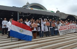 El Sindicato de Médicos llegó hasta la Basílica de Caacupé para hacer visible su reclamo por mejores condiciones laborales, insumos y un salario digno.