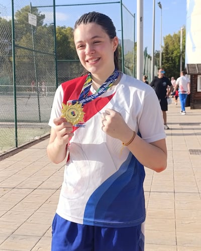 La paraguaya Julieta Lucía Villalba Fernández (14) se luce con la medalla de oro con el campeonato mundial en taekwondo.