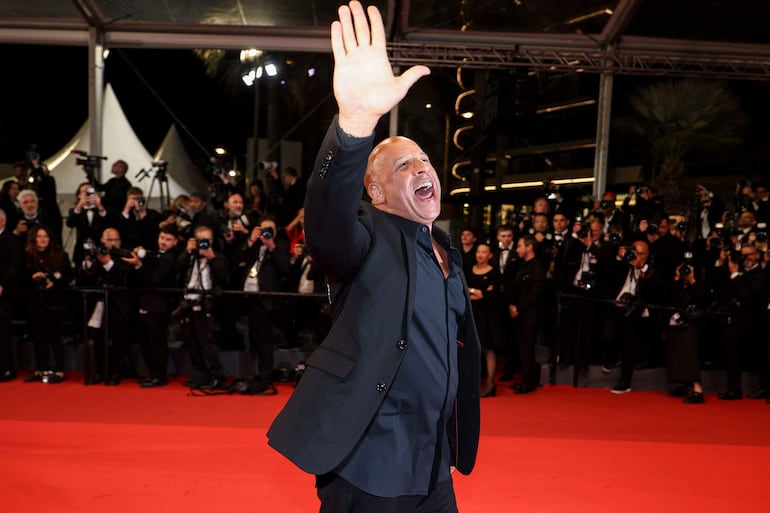 El actor estadounidense Vin Diesel saluda feliz a su llegada a la proyección de la película "Fast & Furious" en la 79ª edición del Festival de Cine de Cannes. (Sameer AL-DOUMY / AFP)