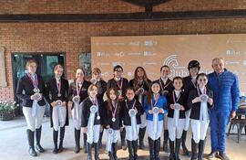 Los mejores de la jornada del Concurso de Adiestramiento junto con el profesor Carlos Castro (d).