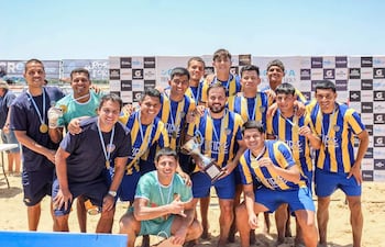 Componentes del plantel de Sportivo Luqueño festejando el título de la Copa Tricentenario al imponerse en la final sobre Argentinos de Rosario por 4-2.