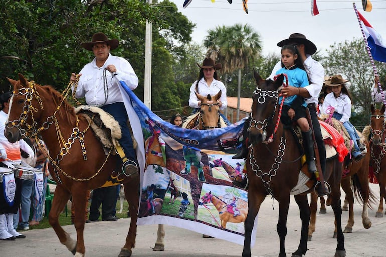 Desfile civico en honor a Puerto Guarani