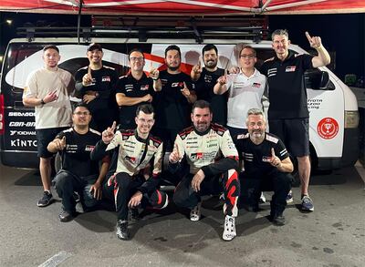 Fabrizio Galanti y Tadeo Carrasco (centro, abajo) celebran el triunfo con los integrantes del equipo TGRP y Marco Darío Galanti.