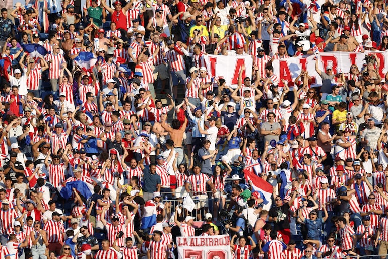Aficionados de Paraguay animan durante el partido de dieciseisavos de final de la Copa Mundial de la FIFA 2026 entre Alemania y Paraguay, en Boston, Massachusetts (EE. UU.), el 29 de junio de 2026. 