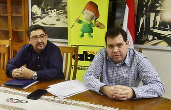 Ing. Aníbal Sánchez y el Ing. Oscar Torres, representantes de la Unión de Ingenieros de la ANDE (UIA).