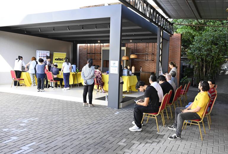 Vacunacion a personal de ABC Color y ciudadanía en general. 