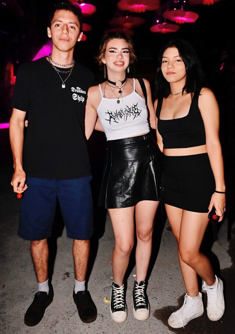 Eduardo Paredes, Nicole Brítez y Abigail Paredes.