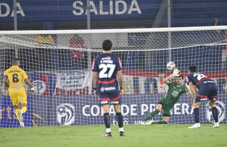 El argentino Alexis Martín Arias, futbolista de Cerro Porteño, en el penal que desvió a Luis de la Cruz, jugador de Sportivo Trinidense, en un partido de la fecha 15 del torneo Apertura 2025 del fútbol paraguayo en el estadio La Nueva Olla, en Asunción, Paraguay.