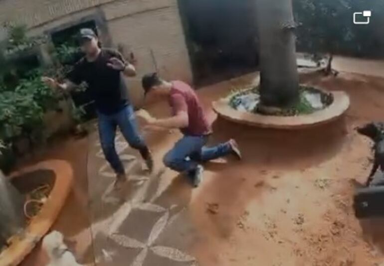 Dos de los maleantes sorprendidos en el patio de la residencia, donde ingresaron con la supuesta intención de robar.