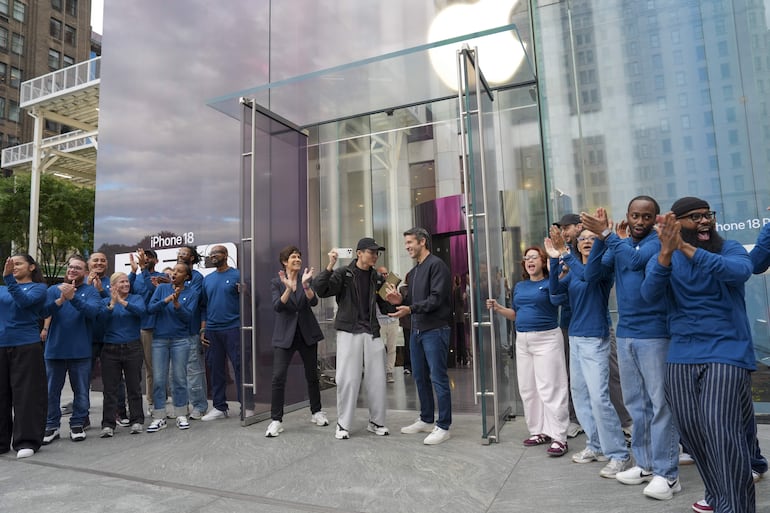 El director general de Apple, John Ternus (c-d); Harry Sun (c), primera persona en comprar el iPhone 18 Pro, y la vicepresidenta de Apple, Deirdre O'Brien (c-i), reaccionan durante el lanzamiento del Iphone 18 Pro y Pro Max este viernes, en la entrada de la icónica tienda de la Quinta Avenida en Manhattan, Nueva York (Estados Unidos). 