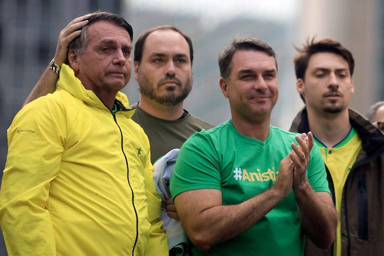 El expresidente de Brasil Jair Bolsonaro (izquierda), y sus hijos Carlos (segundo desde la izquierda), Flavio (centro) y Renan escuchan durante un mitin en la Avenida Paulista, en São Paulo, Brasil, el 6 de abril de 2025.