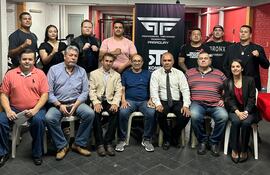 Miembros de la directiva de la Federación Profesional de Taekwondo Paraguay, fundada recientemente.