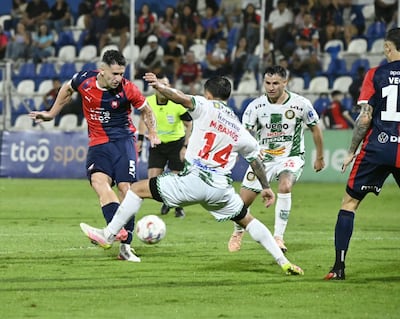 El mediocampista de Cerro Porteño, Jorge Morel efectúa el remate colocado que terminaría siendo el tanto de apertura en el marcador en el duelo ante Rubio Ñu, por los octavos de final de la Copa Paraguay 2026.