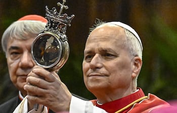 El Papa León XIV sostiene la ampolla que contiene la sangre de San Genaro (San Genaro, patrón de Nápoles) en la Catedral Metropolitana de la Asunción de María en Nápoles, Italia, el 8 de mayo de 2026, durante su visita pastoral con motivo del primer aniversario de su pontificado.