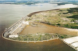 Represa hidroeléctrica Itaipú. Parte del vertedero, tramos de hormigón y de tierra del dique. Casa de máquinas, etc.