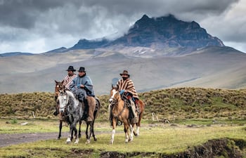 La ruta a caballo por los Andes ecuatorianos, acompañado por vaqueros andinos, es una experiencia inolvidable de inmersión en la naturaleza. Foto: Sunart Media-Shutterstock, facilitada por Lonely Planet. (EFE)