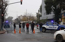 Integrantes de la Policía de Córdoba resguardan el ingreso al cementerio los alamos durante el traslado de los restos de la niña Agostina Vega este jueves, en Córdoba (Argentina).