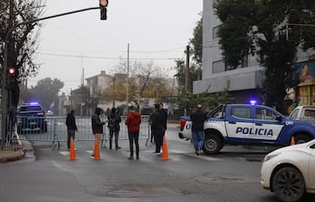 Integrantes de la Policía de Córdoba resguardan el ingreso al cementerio los alamos durante el traslado de los restos de la niña Agostina Vega este jueves, en Córdoba (Argentina).