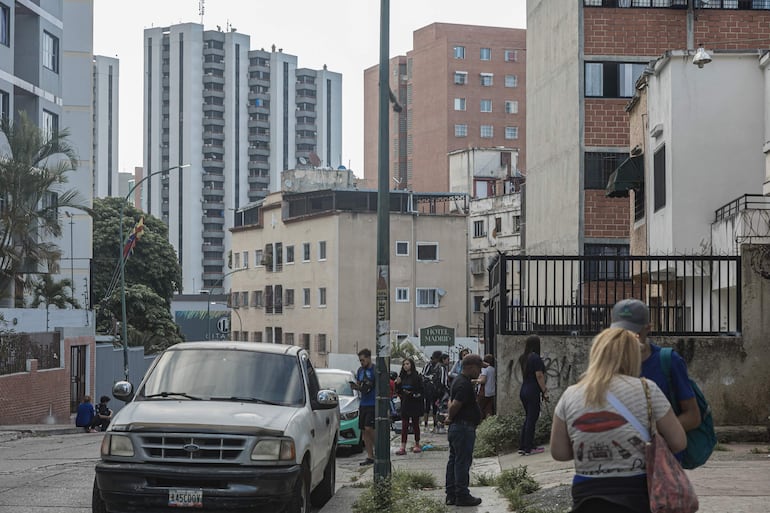 Personas esperan afuera de un edificio tras un sismo de magnitud 4,6 este lunes, en Caracas (Venezuela)