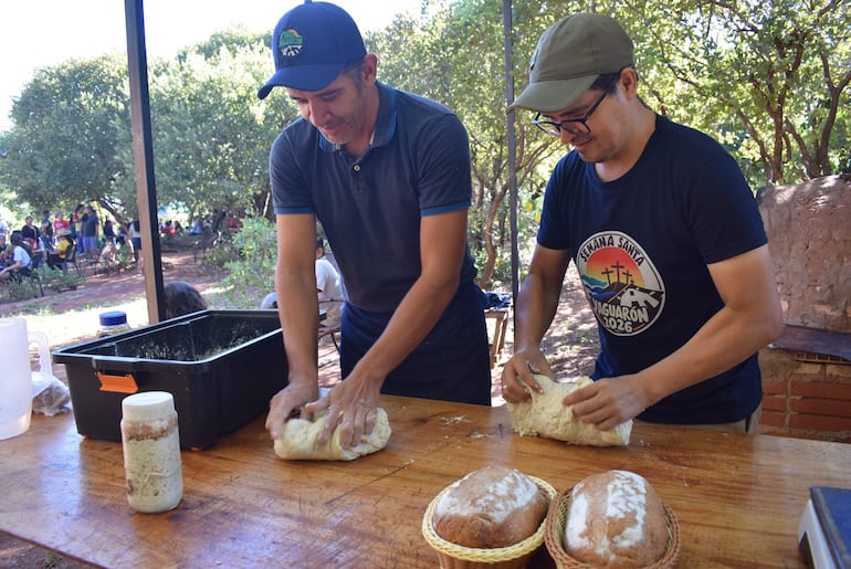 En la cima del cerro, Sergio Amarilla, junto al director de Cultura y Turismo de la Municipalidad, Milciades Larroza, preparó el pan de Semana Santa.
