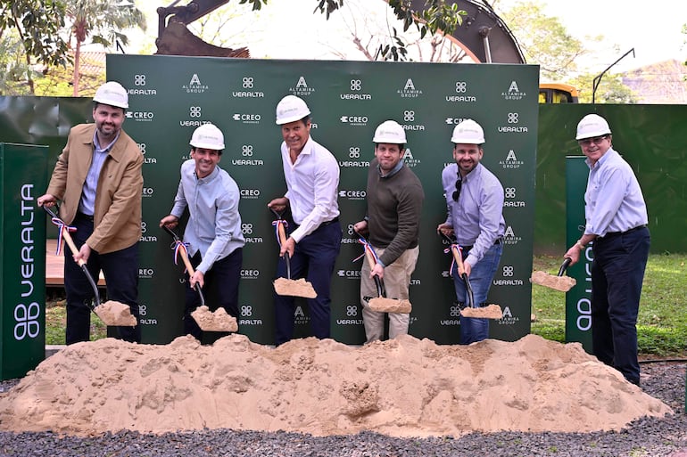 Representantes de Creo Inmuebles y Altamira Group participaron de la palada inicial de Veralta Los Laureles.