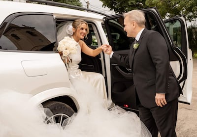 Del brazo de papá. Melissa María Breuer Delgado acompañada de Raúl Breuer Rodríguez Alcalá, llegando a la iglesia.