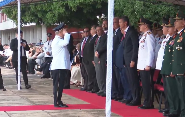 El nuevo comandante de la Policía Nacional, César Silguero, saluda al presidente de la República, Santiago Peña