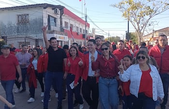 Emmanuel Cuevas (de remera negra), acompañado por el gobernador de Ñeembucú, Víctor Hugo Fornerón (de kepi), encabezan la caminata por el centro de Pilar.