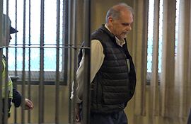 Joaquín Roa, exministro de la SEN, sale del retén para ir a su audiencia de imposición de medidas ante el juez José Delmás.