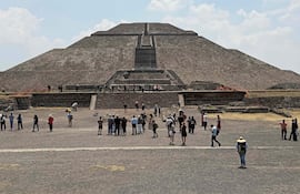 Turistas visitan la zona arqueológica de Teotihuacán en Teotihuacán, Estado de México, el 22 de abril de 2026. El emblemático sitio, famoso en todo el mundo, ha reabierto oficialmente días después de que un atacante armado matara a una persona, una mujer canadiense, hiriera a otras 13 y luego se quitara la vida en el lugar.