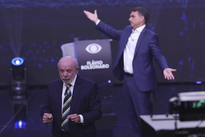 El presidente de Brasil y candidato a la reelección, Luiz Inácio Lula da Silva (i), y el opositor Flávio Bolsonaro, hablan en el primer debate presidencial este domingo, en la sede de Rede Bandeirantes en Sao Paulo (Brasil).