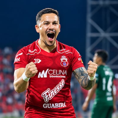 El carapegüeño Milton Marcelo Maciel Brítez, en el festejo de su gol para Guabirá, en Bolivia.