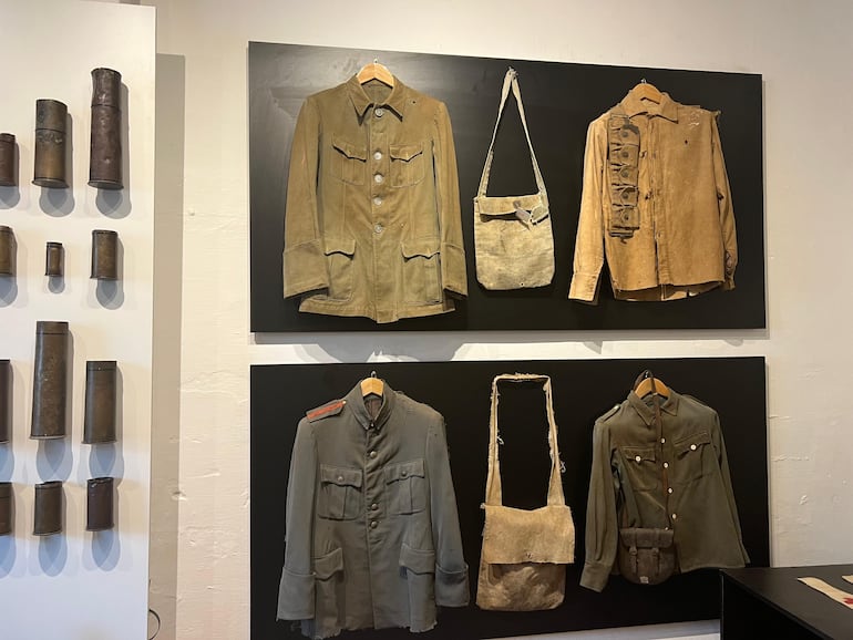 En el museo se exhiben los atuendos y los elementos que se usaron en la guerra.