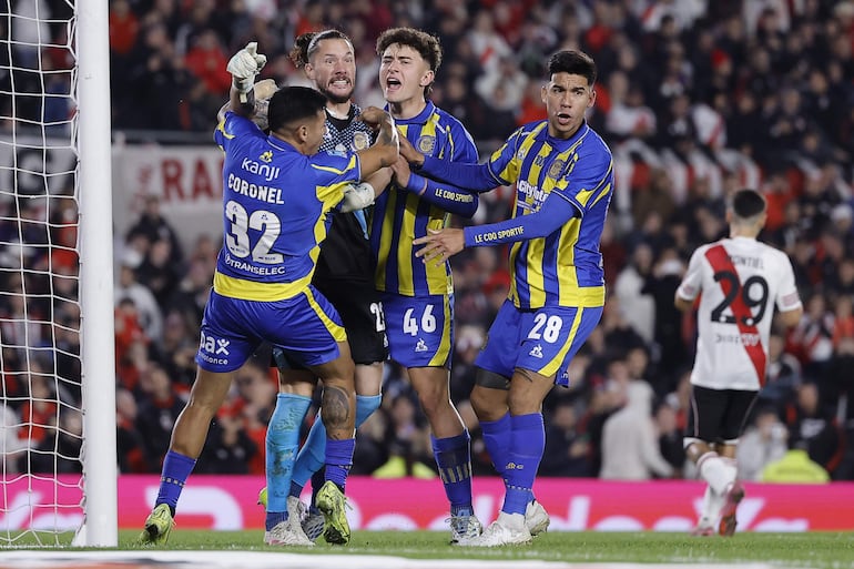 AMDEP5150. BUENOS AIRES (ARGENTINA), 16/05/2026.- Jeremias Ledesma (2-i) junto a sus compañeros de Rosario celebra al atajar un penalti este sábado, en un partido de las semifinales de la Liga Argentina entre River Plate y Rosario Central en el estadio Monumental, en Buenos Aires (Argentina). EFE/ Juan Ignacio Roncoroni
