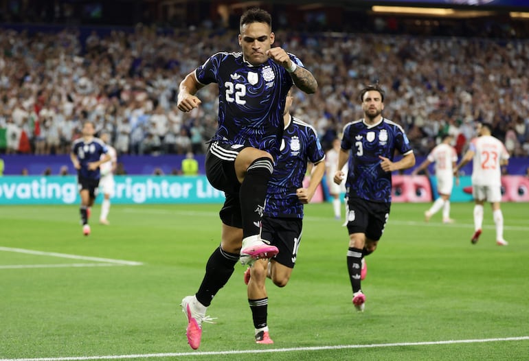 El delantero de Argentina Lautaro Martínez celebra tras anotar un penal y el primer gol de su equipo durante el partido de fútbol del Grupo J del Mundial 2026 entre Jordania y Argentina en el Dallas Stadium en Arlington.