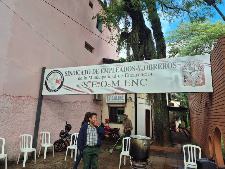 Sindicatos de comuna encarnacena expresan preocupación por notificaciones masivas de rescisión de contratos