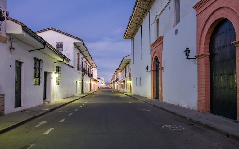 Calle de Popayán al amanecer, Colombia.