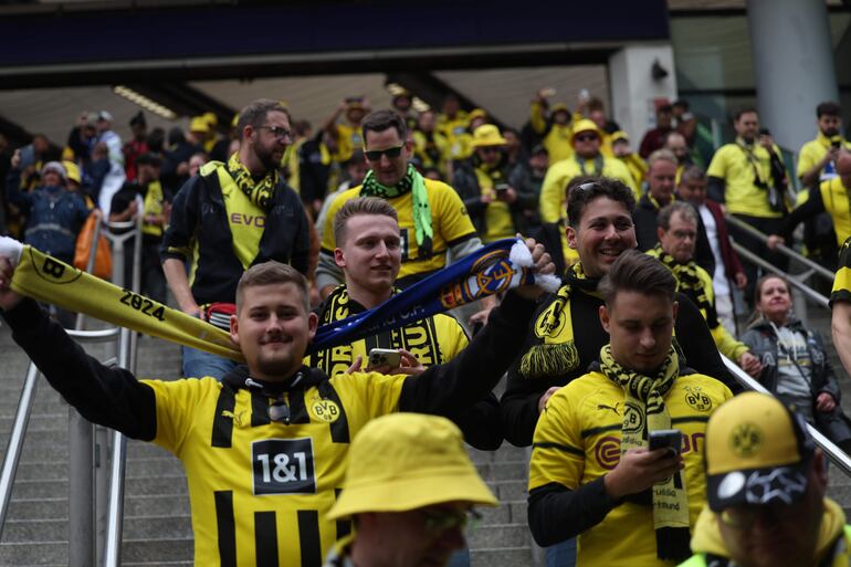 Los aficionados en los alrededores del estadio de Wembley antes de la final de la Champions League entre el Borussia Dortmund y el Real Madrid en Londres.