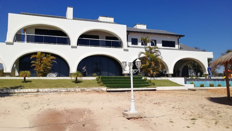El lujoso predio cuenta cuenta con un área de descanso, un parque infantil y una playa.