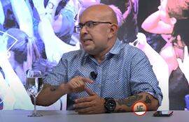 Juan Martínez Miranda, expolicía y psicólogo forense del Poder Judicial. En el antebrazo tiene tatuada una cruz gamada o esvástica nazi.