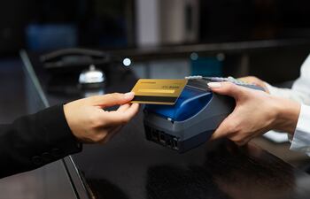 un cliente compra con su tarjeta de crédito en un pos