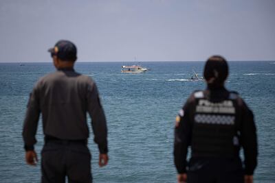 Fotografía de archivo del 20 de septiembre de 2025 de integrantes de la Policía Nacional Bolivariana custodiando los recorridos de embarcaciones en La Guaira (Venezuela). 