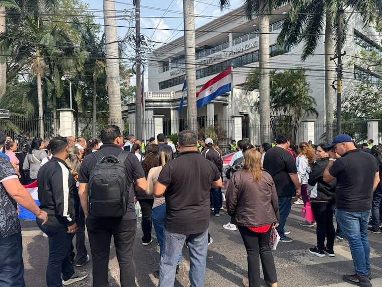 Personal de blanco se reúne en protesta frente al Ministerio de Economía y Finanzas