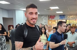 El portero de Olimpia, Gastón Olveira, tras su llegada al país, luego de lo que representó su primera experiencia con la selección paraguaya de fútbol.